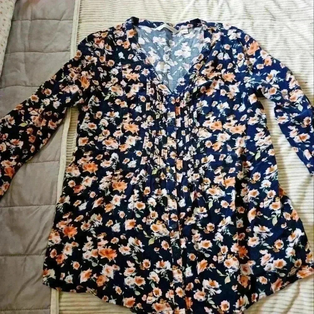 Lauren Conrad Women's Navy Blue floral print dress shirt. Size L